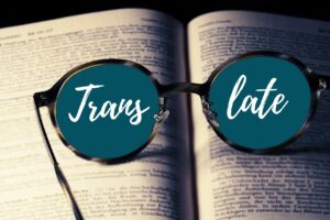 كتاب ونظارات ’ مكتوب عليها ترجمة او translate