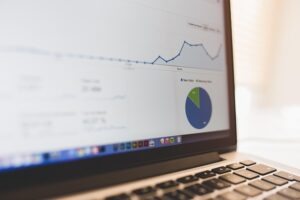 تقارير ودراسات الحالة للشركات وبينات في الحاسوب