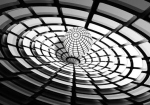تصميم بصري ملولب ويلعب بالعقل، يتضمن كرة فوق صحن منفرج ومتدرج الالوان بالابيض والاسود
